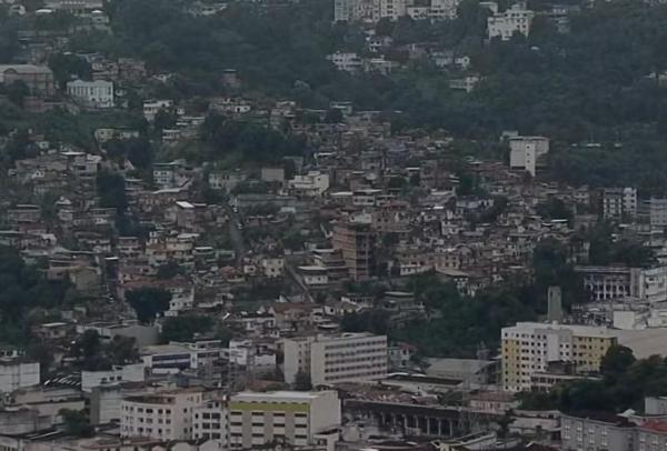 A Polícia Civil deflagou uma operação na Região Central do Rio, na manhã desta segunda-feira (12). A ação mira o líder do tráfico de drogas do Fallet-Fogueteiro, e também tem o objetivo de desarticular o sistema financeiro da facção Comando Vermelho (CV).