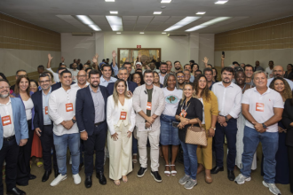 O presidente da Embratur, Marcelo Freixo, lançou nesta sexta-feira (16), em Búzios, ao lado do prefeito Alexandre Martins e outros 8 prefeitos da Costa do Sol, o Programa Novas Rotas, voltado para a internacionalização de destinos turísticos brasileiros ainda fora dos roteiros tradicionais, por meio da capacitação de profissionais do setor.