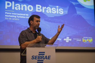 O presidente da Embratur, Marcelo Freixo, apresentou nesta quarta-feira (21), na sede do Sebrae, no Centro, o novo Plano de Marketing Turístico Internacional do país, e detalhou a estratégia de promoção dos destinos brasileiros no exterior até 2027.