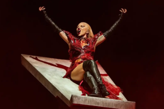 Os fãs da Lady Gaga que encararam a multidão estimada em 2,1 milhões de pessoas concentradas na Praia de Copacabana no último sábado (03), não saíram imunes ao calor humano. E entre as inúmeras preocupações, naturais de grandes aglomerações — furtos, dificuldades de acesso ao metrô, entre outras dores de cabeça — o Gagacabana também deixou uma lembrança ingrata para alguns little monsters: gripe.