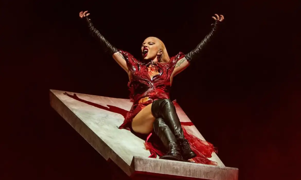 Os fãs da Lady Gaga que encararam a multidão estimada em 2,1 milhões de pessoas concentradas na Praia de Copacabana no último sábado (03), não saíram imunes ao calor humano. E entre as inúmeras preocupações, naturais de grandes aglomerações — furtos, dificuldades de acesso ao metrô, entre outras dores de cabeça — o Gagacabana também deixou uma lembrança ingrata para alguns little monsters: gripe.