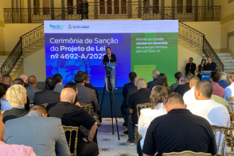 O Palácio Guanabara foi palco, nesta segunda-feira (05), da solenidade de sanção do Projeto de Lei de autoria do deputado estadual Vinicius Cozzolino (União), que garante aos cidadãos fluminenses a opção de receber em casa, via Correios, documentos emitidos pelo Departamento de Trânsito do Estado do Rio de Janeiro (Detran-RJ). O envio será gratuito, sem taxa para o contribuinte.
