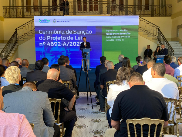 O Palácio Guanabara foi palco, nesta segunda-feira (05), da solenidade de sanção do Projeto de Lei de autoria do deputado estadual Vinicius Cozzolino (União), que garante aos cidadãos fluminenses a opção de receber em casa, via Correios, documentos emitidos pelo Departamento de Trânsito do Estado do Rio de Janeiro (Detran-RJ). O envio será gratuito, sem taxa para o contribuinte.