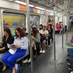 Bienal do Livro distribui 2,5 mil livros nos trens do Metrô Rio  