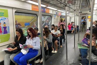 Bienal do Livro distribui 2,5 mil livros nos trens do Metrô Rio  
