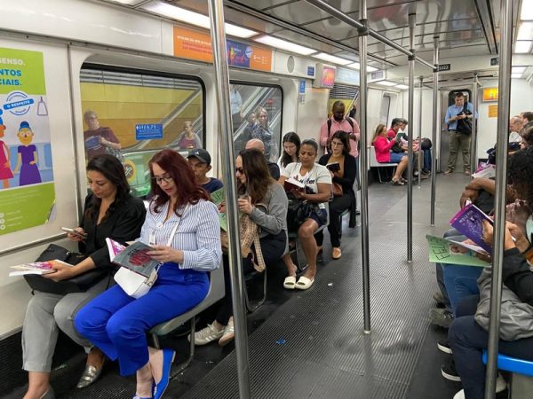 Bienal do Livro distribui 2,5 mil livros nos trens do Metrô Rio  
