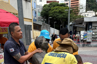 Secretaria retira estátua que foi vandalizada em Copacabana