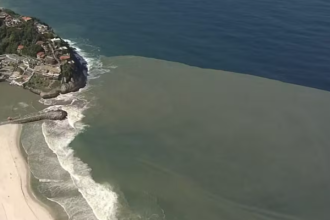 A secretária de Meio Ambiente e Clima do Rio, Tainá de Paula, anunciou em suas redes sociais que a Iguá, concessionária de tratamento de esgoto da região e apontada como a responsável pela mancha escura que tingiu parte do mar da Barra da Tijuca nos últimos dias, foi multada em mais de R$ 5 milhões de reais nesta semana.
