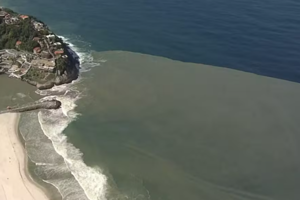 A secretária de Meio Ambiente e Clima do Rio, Tainá de Paula, anunciou em suas redes sociais que a Iguá, concessionária de tratamento de esgoto da região e apontada como a responsável pela mancha escura que tingiu parte do mar da Barra da Tijuca nos últimos dias, foi multada em mais de R$ 5 milhões de reais nesta semana.