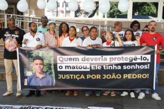 O presidente da 6ª Câmara Criminal do Tribunal de Justiça do Estado do Rio de Janeiro, desembargador Luiz Noronha Dantas, suspendeu, nesta terça-feira (20), o julgamento da apelação apresentada pelo Ministério Público e pelo assistente de acusação — Neilton da Costa Pinto —, representado pela Defensoria Pública, no caso João Pedro.