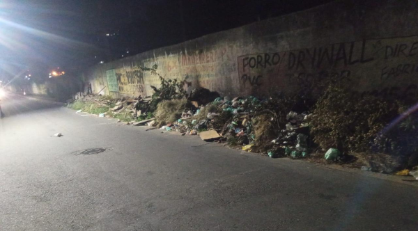 Moradores de Queimados denunciam acúmulo de lixo nas ruas 62
