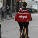 Venda de bolsas usadas por entregadores do iFood e outras plataformas pode ser proibida no Rio