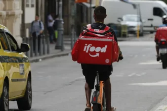 Venda de bolsas usadas por entregadores do iFood e outras plataformas pode ser proibida no Rio