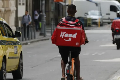Venda de bolsas usadas por entregadores do iFood e outras plataformas pode ser proibida no Rio