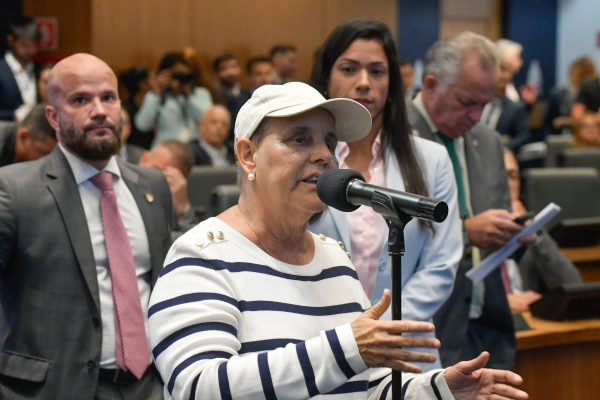 Lucinha surge de cabelo raspado e se afasta da Alerj para tratar câncer 53 Lucinha surge de cabelo raspado e se afasta da Alerj para tratar câncer