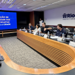 A Prefeitura do Rio lançou, nesta sexta-feira (16), o novo Plano Municipal de Segurança Viária, que estabelece diretrizes para a proteção no trânsito, especialmente na circulação de motocicletas. Na entrevista coletiva, no Centro de Operações (COR), o prefeito Eduardo Paes (PSD) anunciou a limitação da velocidade máxima para as motocicletas nas vias da cidade em até 60 km/h e a proibição da circulação nas pistas centrais, que começará em junho deste ano nas Avenidas Presidente Vargas, Brasil e das Américas.