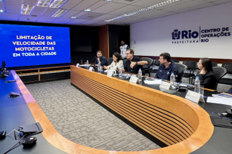 A Prefeitura do Rio lançou, nesta sexta-feira (16), o novo Plano Municipal de Segurança Viária, que estabelece diretrizes para a proteção no trânsito, especialmente na circulação de motocicletas. Na entrevista coletiva, no Centro de Operações (COR), o prefeito Eduardo Paes (PSD) anunciou a limitação da velocidade máxima para as motocicletas nas vias da cidade em até 60 km/h e a proibição da circulação nas pistas centrais, que começará em junho deste ano nas Avenidas Presidente Vargas, Brasil e das Américas.
