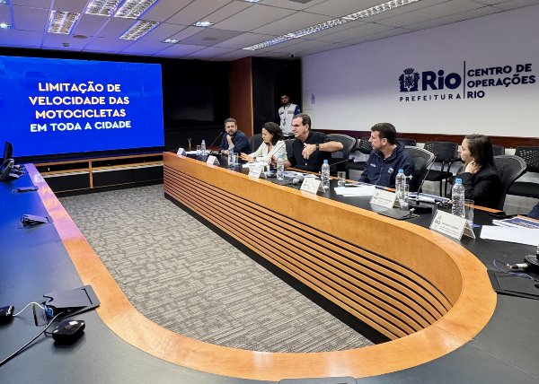 A Prefeitura do Rio lançou, nesta sexta-feira (16), o novo Plano Municipal de Segurança Viária, que estabelece diretrizes para a proteção no trânsito, especialmente na circulação de motocicletas. Na entrevista coletiva, no Centro de Operações (COR), o prefeito Eduardo Paes (PSD) anunciou a limitação da velocidade máxima para as motocicletas nas vias da cidade em até 60 km/h e a proibição da circulação nas pistas centrais, que começará em junho deste ano nas Avenidas Presidente Vargas, Brasil e das Américas.