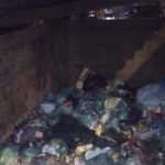 Moradores de Queimados, na Baixada Fluminense, denunciam uma crise na coleta de lixo do município. Segundo relatos, os resíduos se acumulam por dias seguidos nas calçadas, vias públicas e terrenos baldios. Além da sensação de descaso, há também uma preocupação entre os moradores com a proliferação de vetores de doenças como dengue, zika e chikungunya.