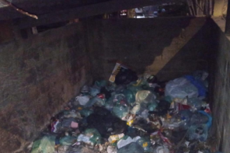 Moradores de Queimados, na Baixada Fluminense, denunciam uma crise na coleta de lixo do município. Segundo relatos, os resíduos se acumulam por dias seguidos nas calçadas, vias públicas e terrenos baldios. Além da sensação de descaso, há também uma preocupação entre os moradores com a proliferação de vetores de doenças como dengue, zika e chikungunya.