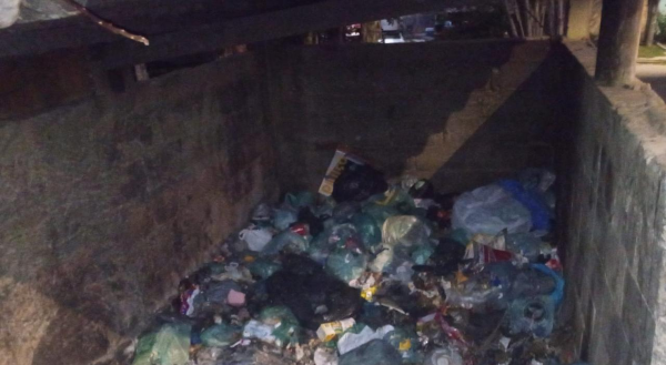 Moradores de Queimados, na Baixada Fluminense, denunciam uma crise na coleta de lixo do município. Segundo relatos, os resíduos se acumulam por dias seguidos nas calçadas, vias públicas e terrenos baldios. Além da sensação de descaso, há também uma preocupação entre os moradores com a proliferação de vetores de doenças como dengue, zika e chikungunya.