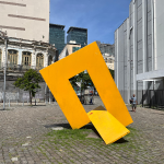 Ofuscadas pelas belezas naturais, elas estão espalhadas pelas ruas do Rio. Mas para muitos cariocas, são invisíveis em meio ao frenético vai e vem do dia a dia. O Rio, para além de uma cidade maravilhosa, também é uma galeria de arte a céu aberto.