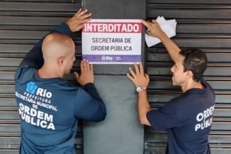O Ponto Chic, a "Arnaldo Quintela da Zona Oeste", foi alvo da Secretaria Municipal de Ordem Pública (Seop) neste fim de semana (de sexta-feira, dia 9, a domingo, dia 11). A região boêmia de Padre Miguel recebeu ações de ordenamento e desobstrução de áreas públicas, em operação semelhante às que vem sendo feitas em Botafogo.
