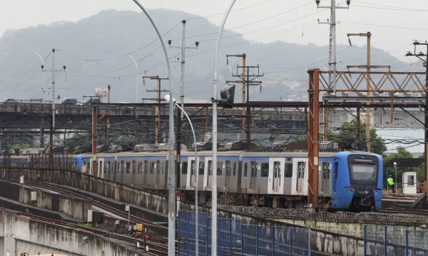 A Frente Parlamentar Pró-Ferrovias Fluminenses da Assembleia Legislativa do Rio (Alerj), presidida pelo deputado Luiz Paulo (PSD), promoveu na manhã desta sexta-feira (09) uma reunião para debater os rumos da concessão da SuperVia e o futuro do transporte ferroviário urbano na capital e na Região Metropolitana. O foco foi a transição da atual concessionária, que deverá deixar a operação até agosto deste ano.