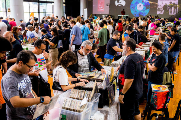 A 27º Feira de Vinil do Rio de Janeiro fará sua primeira edição do ano no próximo dia 18 de maio, domingo, no Instituto de Arquitetos do Brasil, no Catete. Desta vez, o evento irá homenagear o compositor Jards Macalé, que irá prestigiar o evento e receber, em mãos, o Troféu Ivan Miguel Conti — uma homenagem que leva o nome do saudoso baterista "Mamão", do grupo Azymuth.