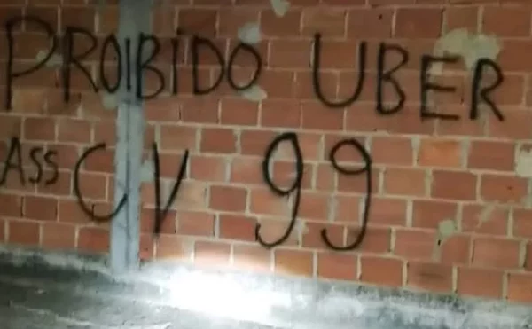 'Os donos das rua': proibições e taxas impostas por criminosos se espalham pelo Rio