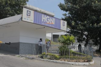 Criança de 6 anos morre atropelada por ônibus em Nova Iguaçu; mãe fica em estado grave