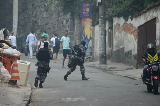 Escolas sob fogo cruzado: como a violência armada tem ameaçado a educação no Rio