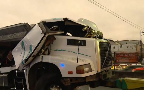 Acidente na Dutra deixa um morto e interdita trecho em Nova Iguaçu