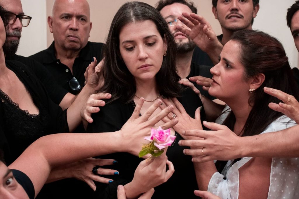 Amor, flores e Pix: Sala Cecília Meireles recebe ópera ‘La Traviata’