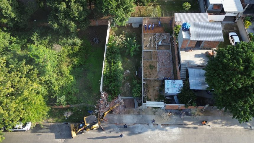 Seop realiza a demolição de nove construções irregulares em Guaratiba