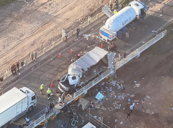 Acidente entre dois caminhões na Magé-Manilha deixa trânsito interditada