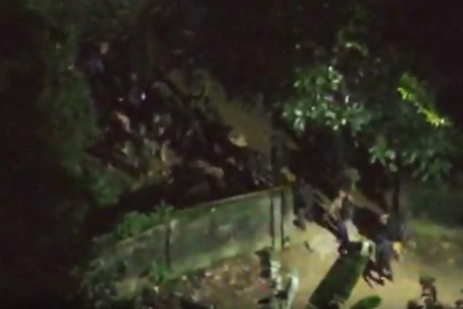 Drone flagra centenas de criminosos fugindo pela mata durante operação da PM
