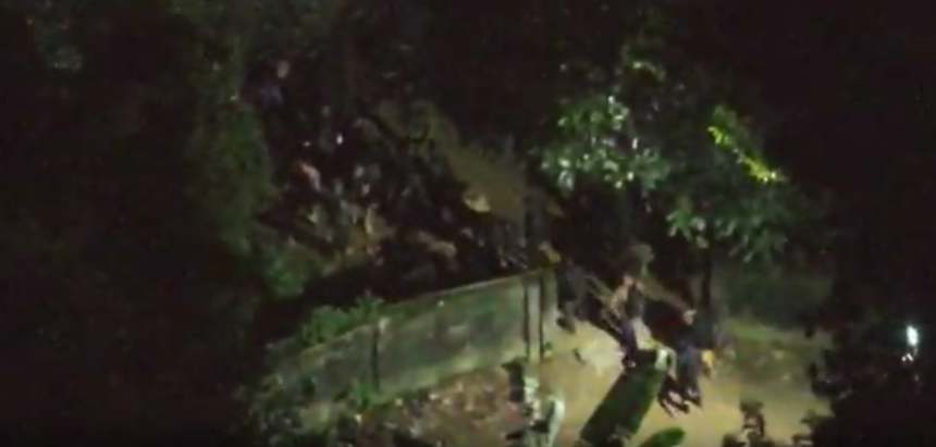 Drone flagra centenas de criminosos fugindo pela mata durante operação da PM