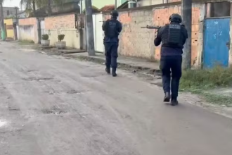 PM faz operação para prender suspeitos de matar policial na Baixada