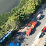 Ônibus lotado cai em canal na Avenida Ayrton Senna; veja o vídeo