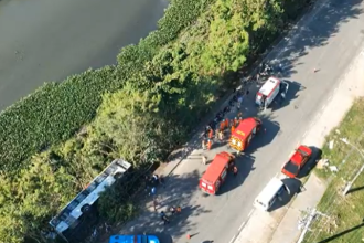 Ônibus lotado cai em canal na Avenida Ayrton Senna; veja o vídeo