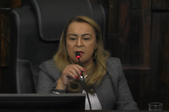 Tia Ju se irrita no plenário da Alerj e rebate manifestantes: 'se ficarem falando mentira, fica difícil'