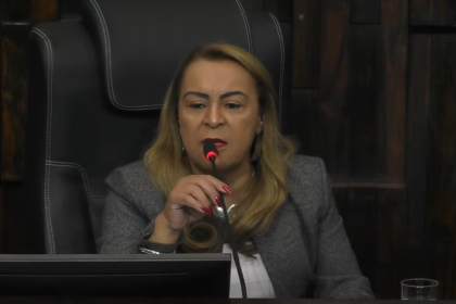 Tia Ju se irrita no plenário da Alerj e rebate manifestantes: 'se ficarem falando mentira, fica difícil'