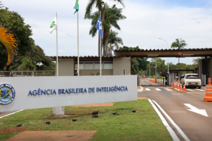 PF indicia Jair Bolsonaro, Carlos e Ramagem no inquérito da “Abin Paralela”