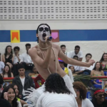 Imperatriz convida jovem que viralizou interpretando Ney Matogrosso para o desfile de 2026; vídeo