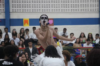 Imperatriz convida jovem que viralizou interpretando Ney Matogrosso para o desfile de 2026; vídeo