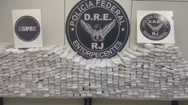 Polícia apreende 910 kg de maconha em caminhão na Dutra; três são presos