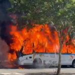 Incêndio em ônibus fecha trecho da Estrada de Jacarepaguá