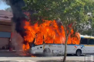 Incêndio em ônibus fecha trecho da Estrada de Jacarepaguá