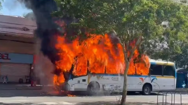 Incêndio em ônibus fecha trecho da Estrada de Jacarepaguá